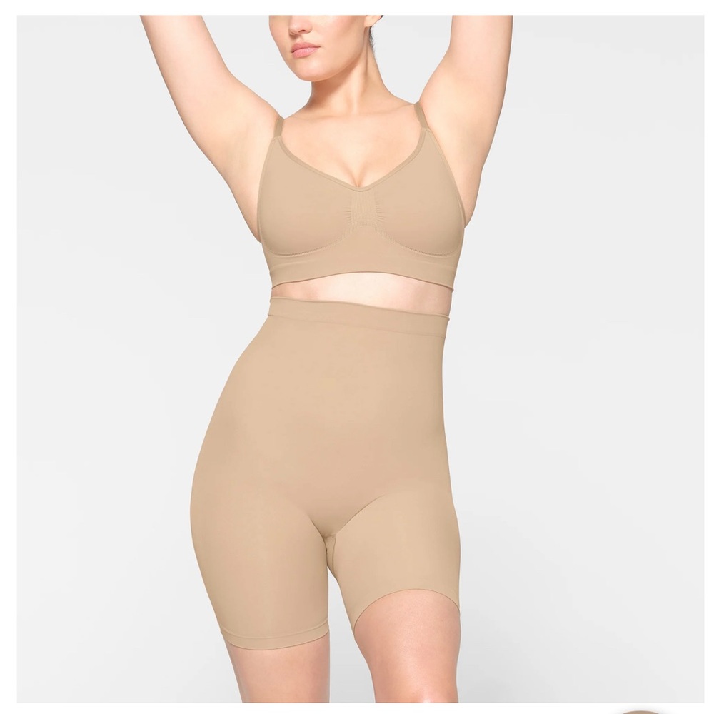 SKIMS - SEAMLESS SCULPT MID THIGH SHORT